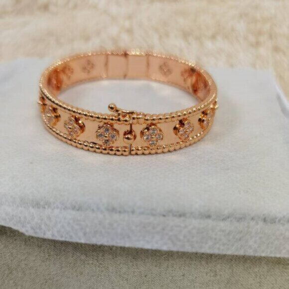 ✨✨Gold Clover Bangle - Picture 9 of 9